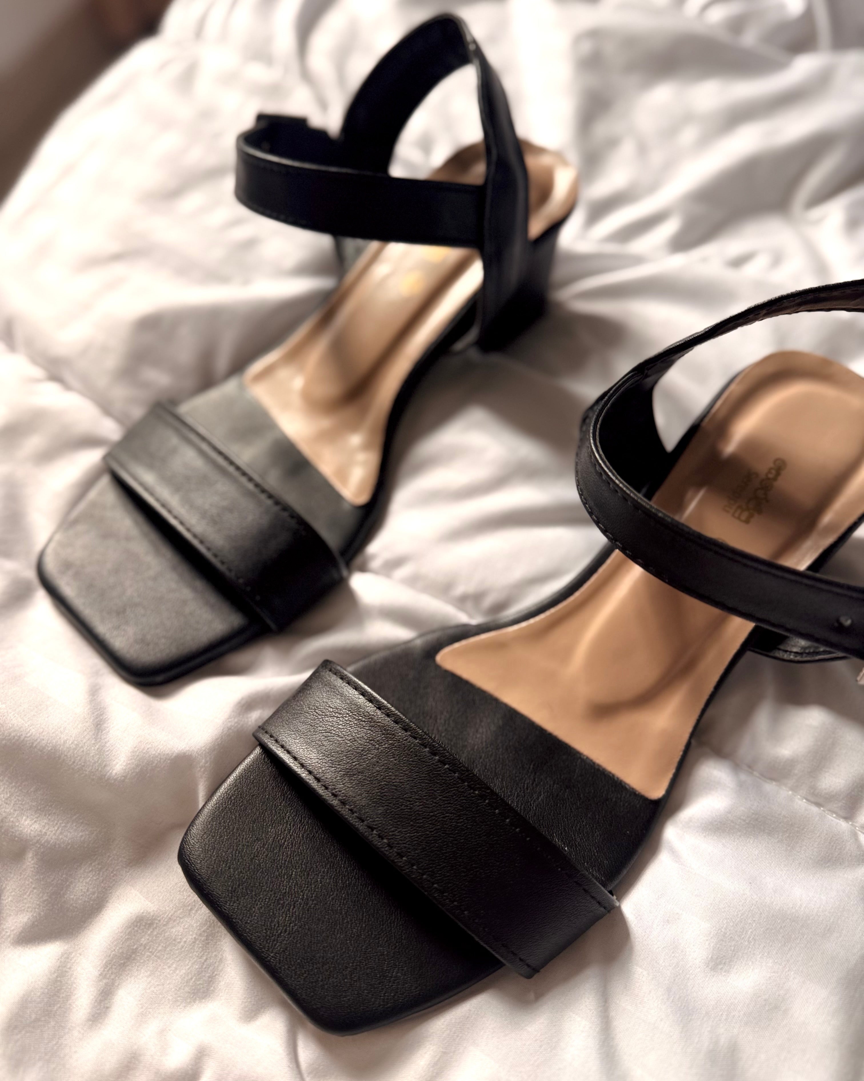 BLACK OPEN TOE LOW BLOCK HEELS