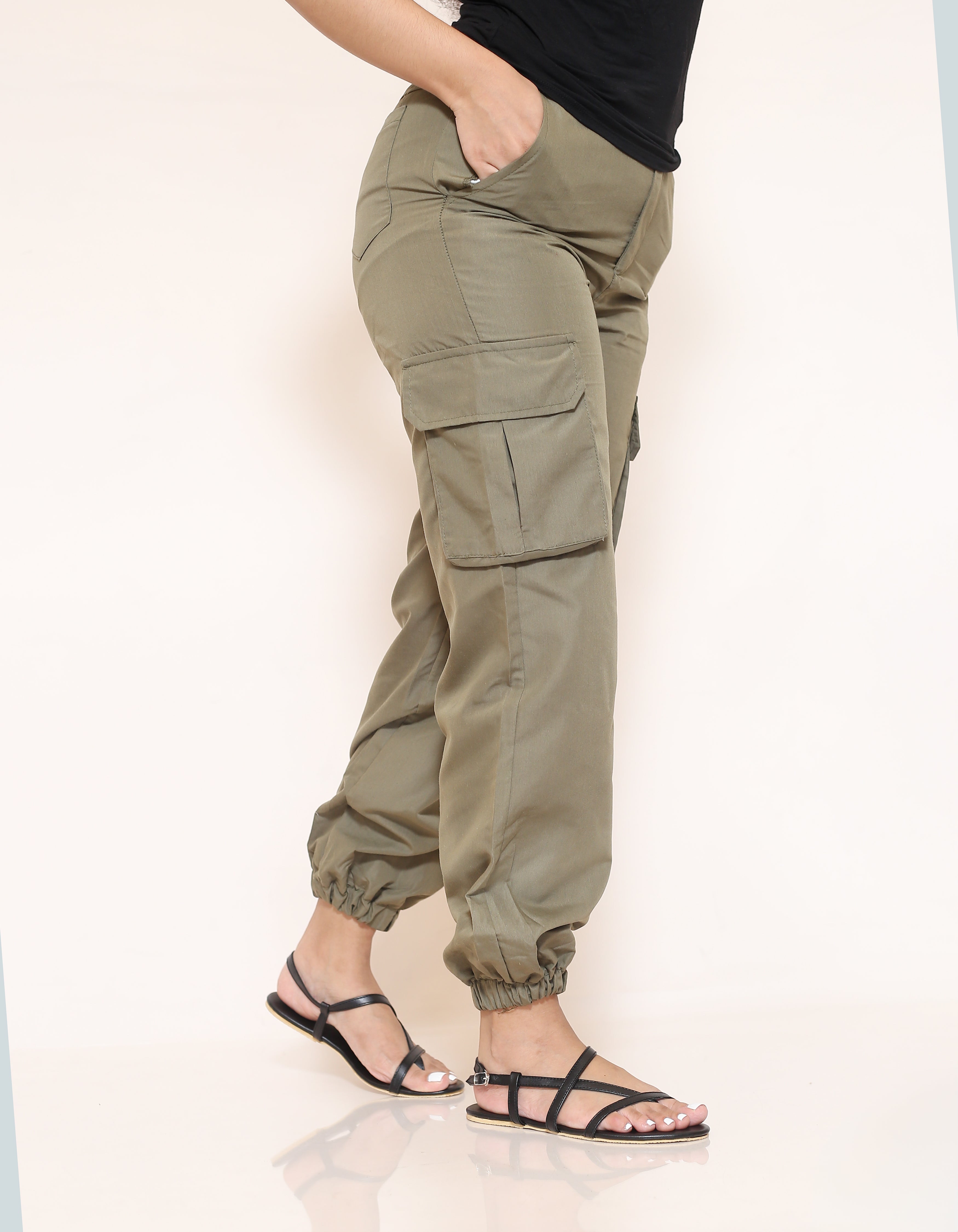 CRISS CROSS STRAPPY SANDALS IN BLACK