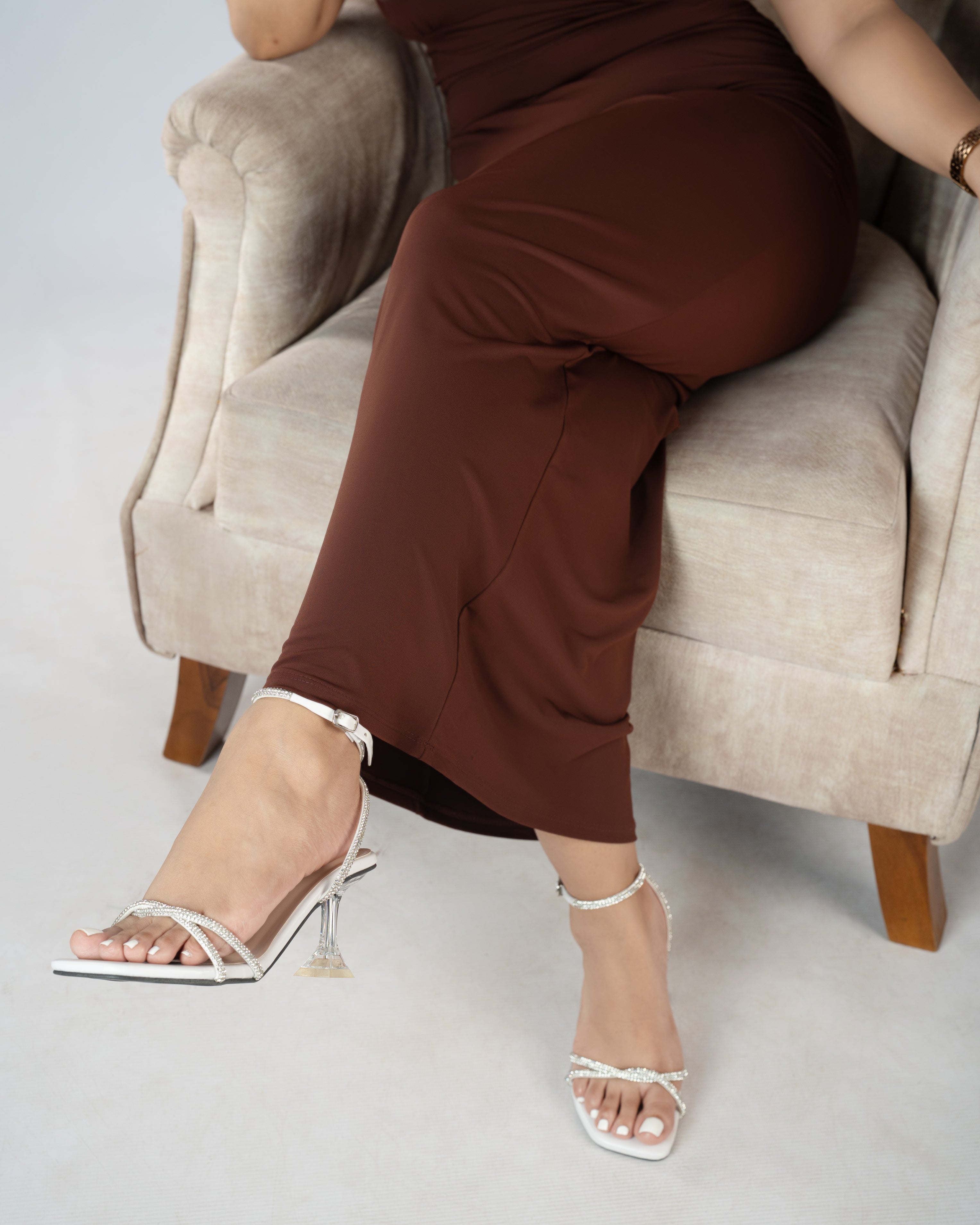 WHITE GLITTER TWISTED TRANSPARENT HEELS