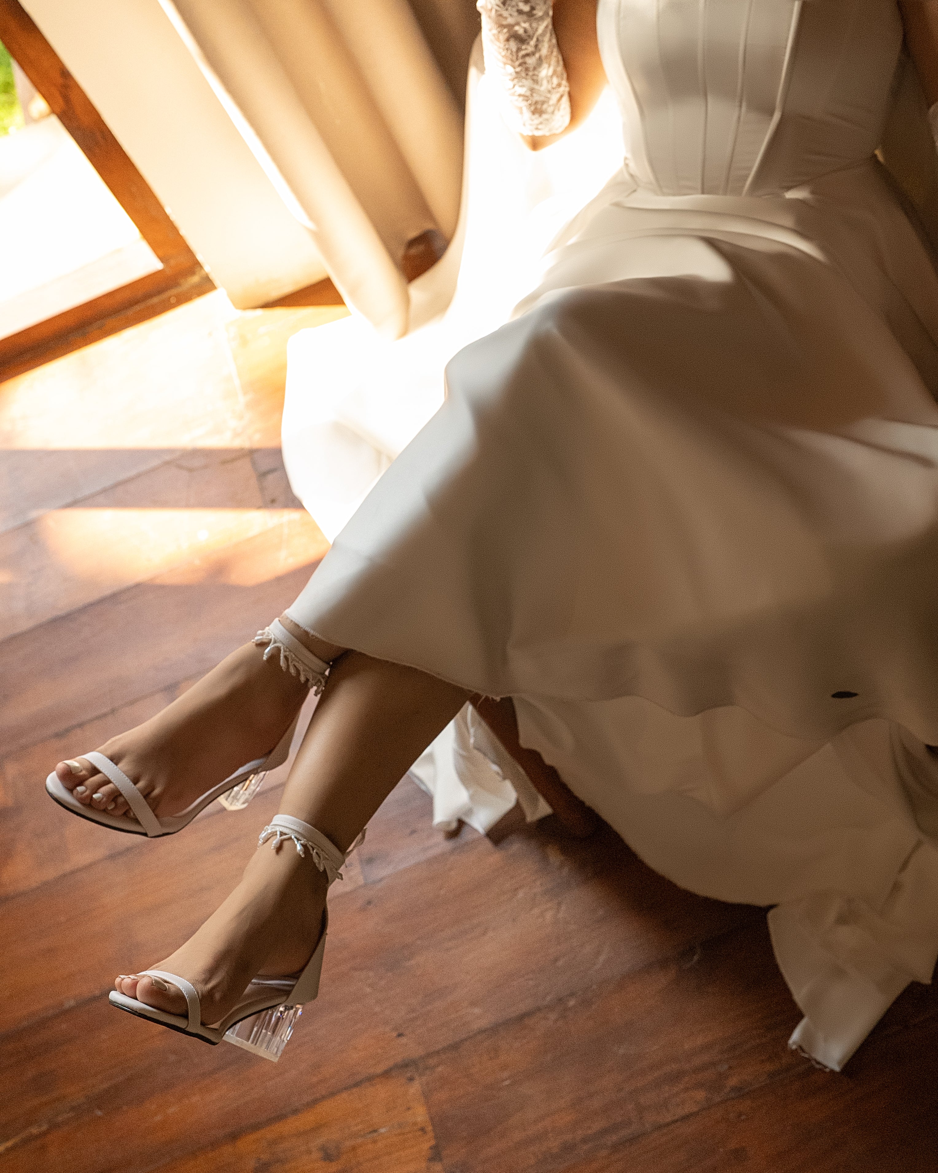 WHITE PEARL FRINGE TRANSPARENT HEELS