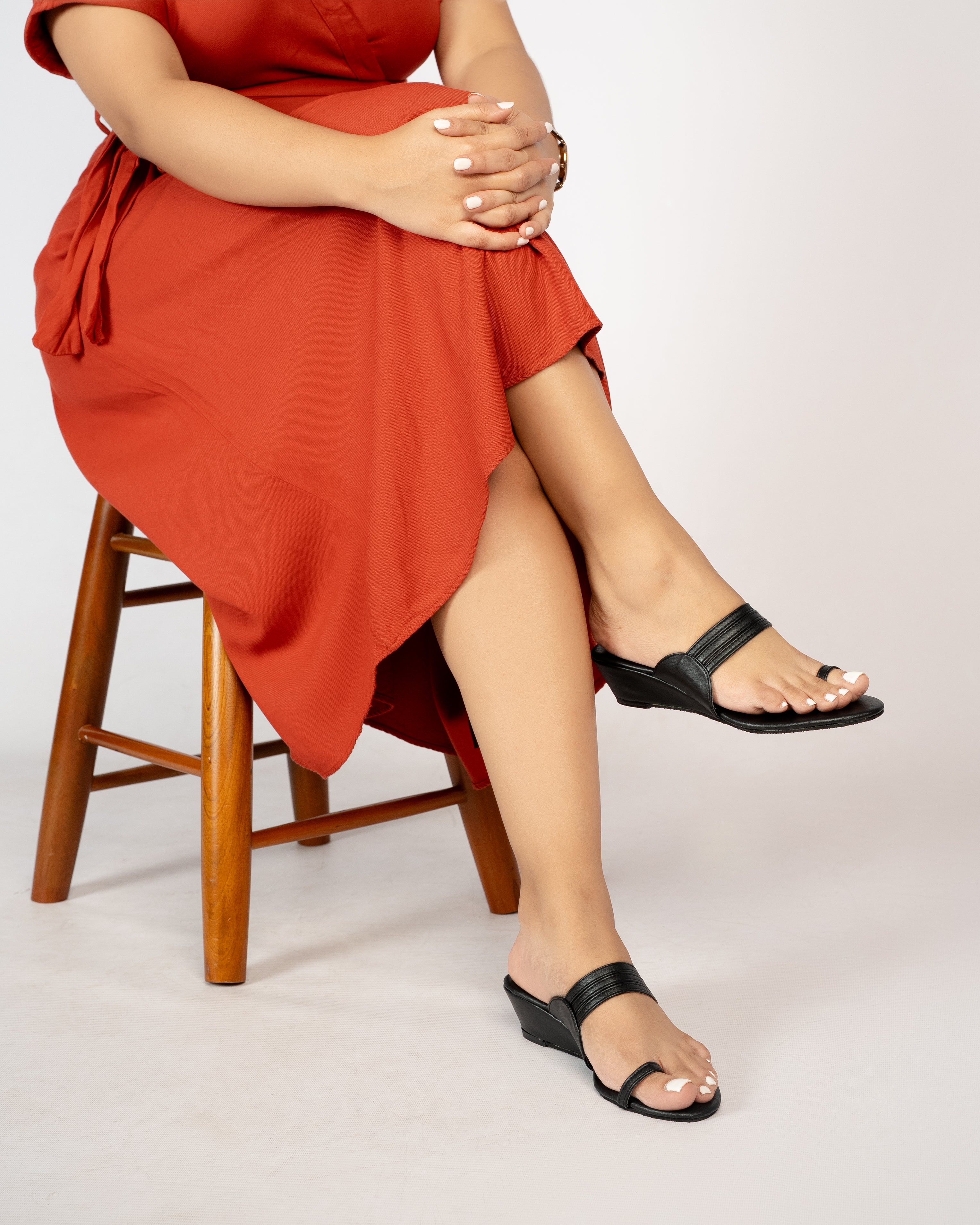 MATTE BLACK CHAPPAL WEDGES