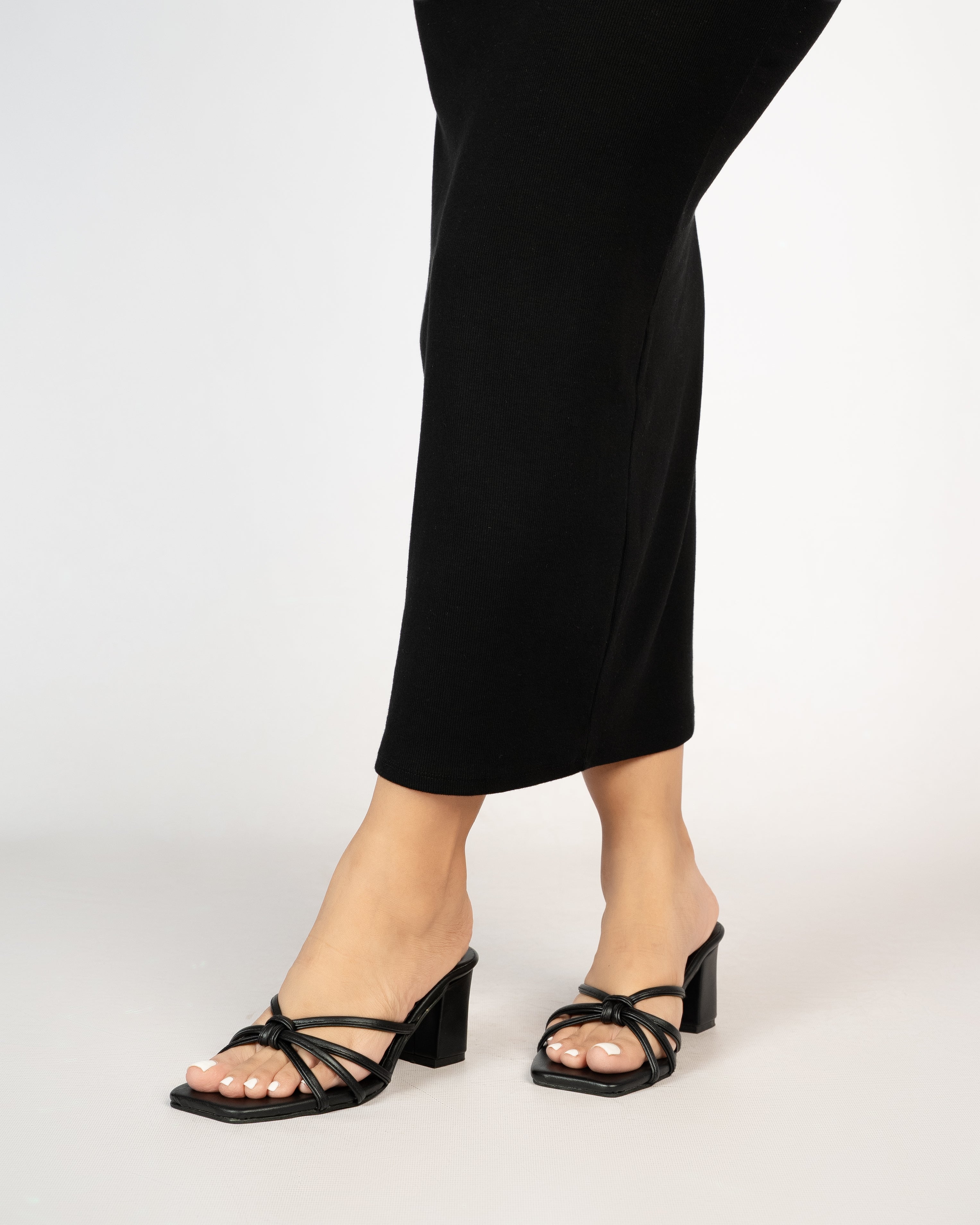 BLACK KNOTTED SLIP ON BLOCK HEELS