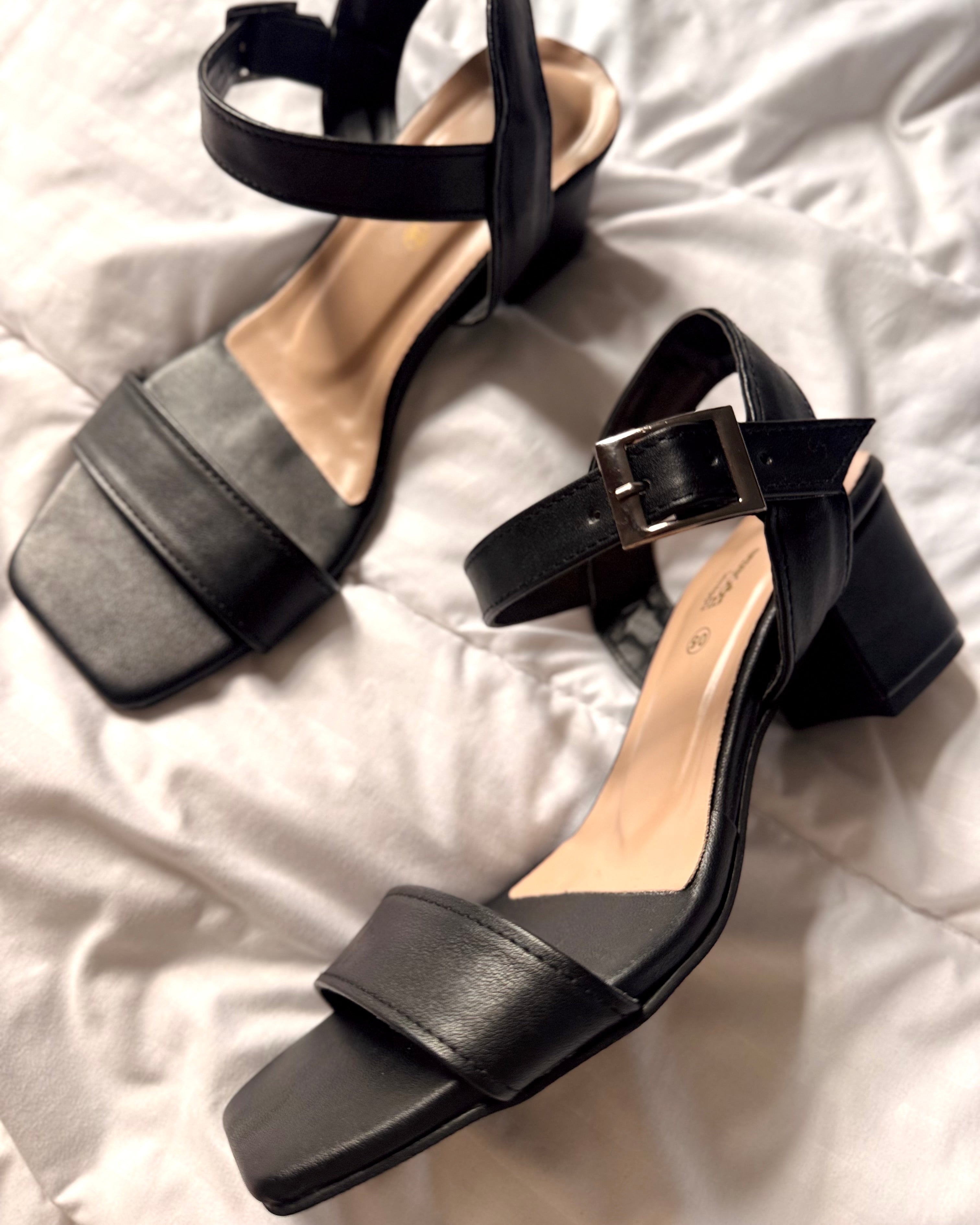 BLACK OPEN TOE LOW BLOCK HEELS