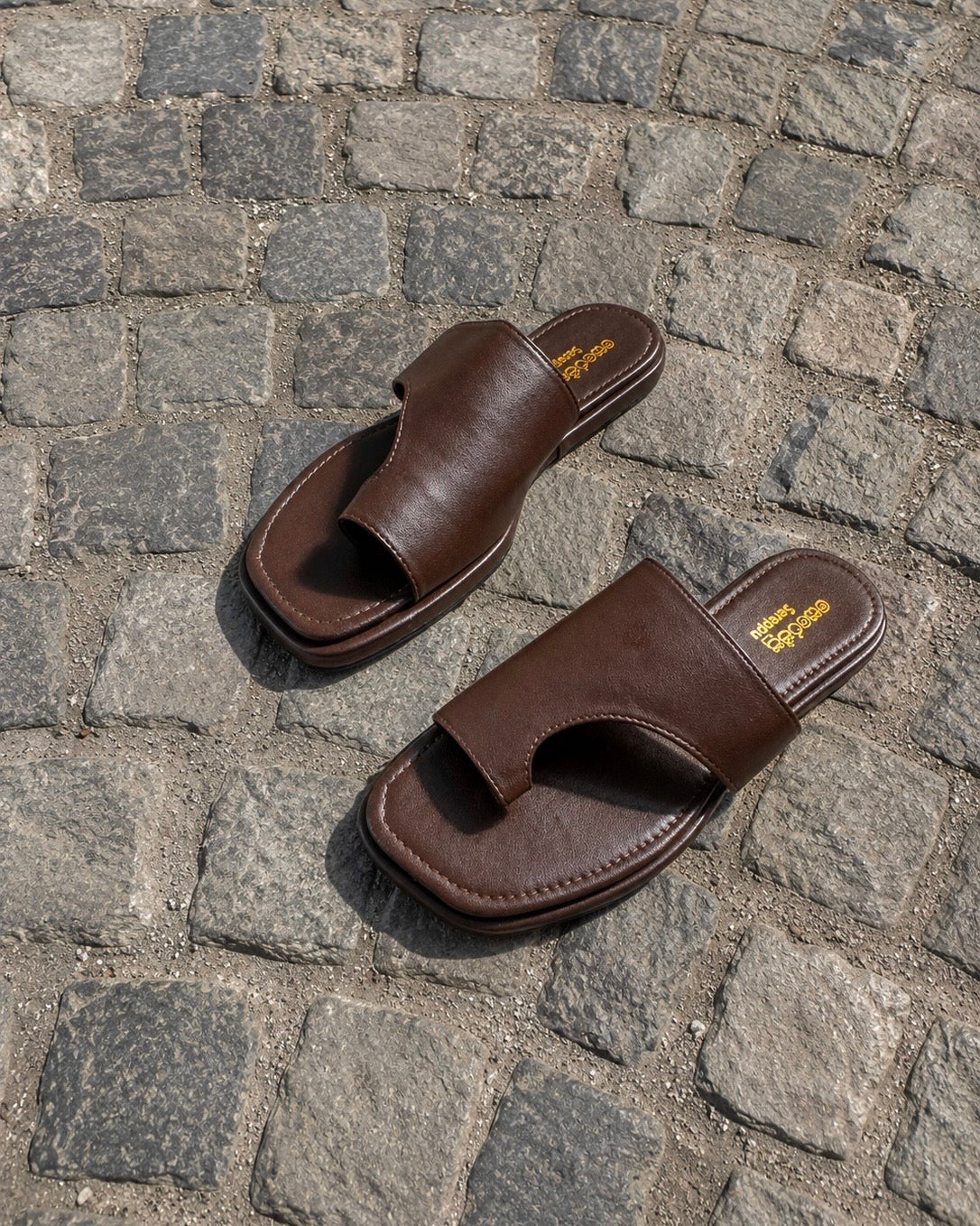 COFFEE BROWN CURVED CUT-TOE RING FLATFORM SLIP ONS