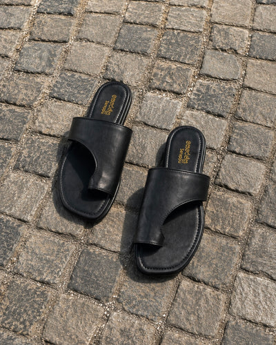 BLACK CURVED CUT-TOE RING FLATFORM SLIP ONS
