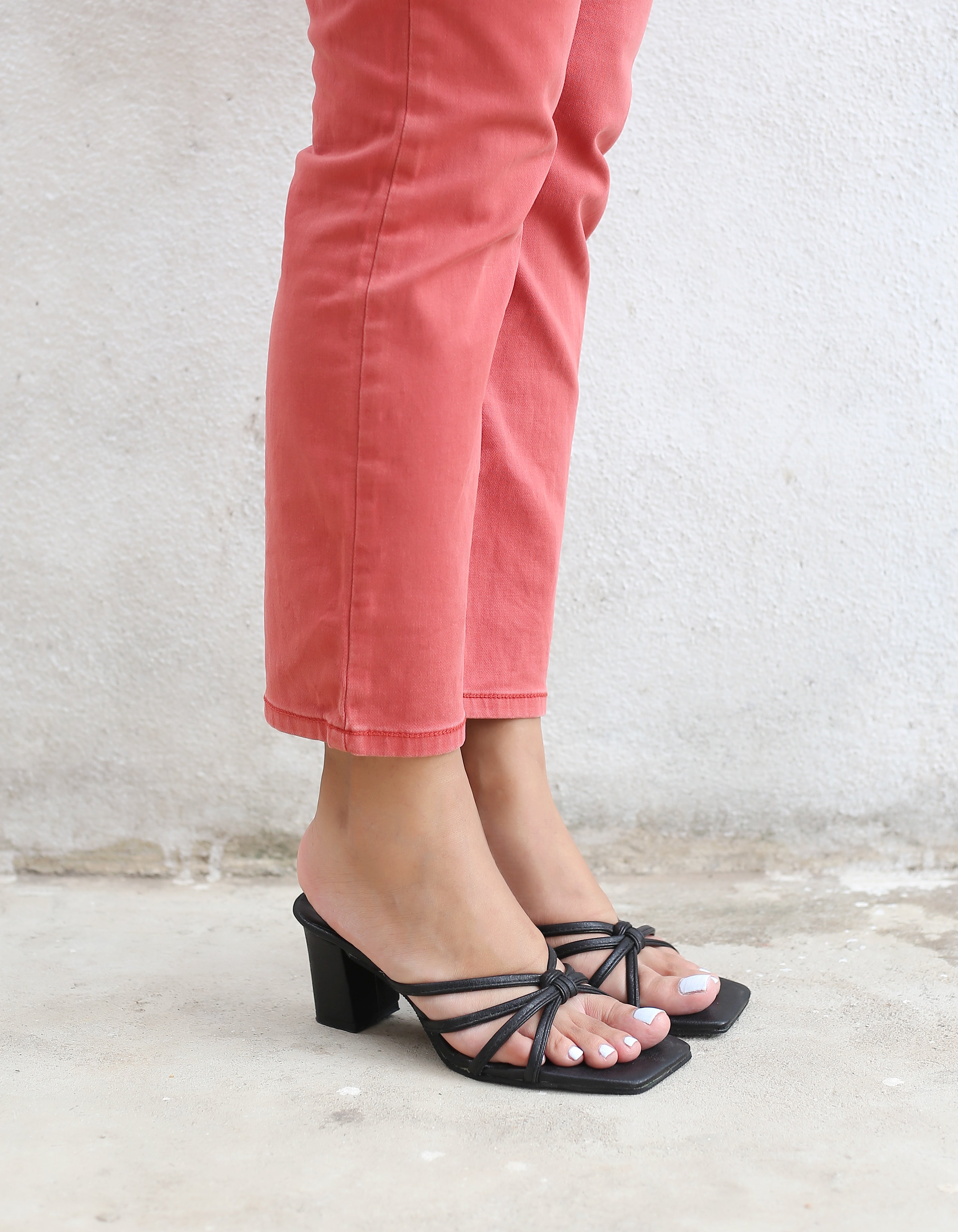 BLACK KNOTTED SLIP ON BLOCK HEELS