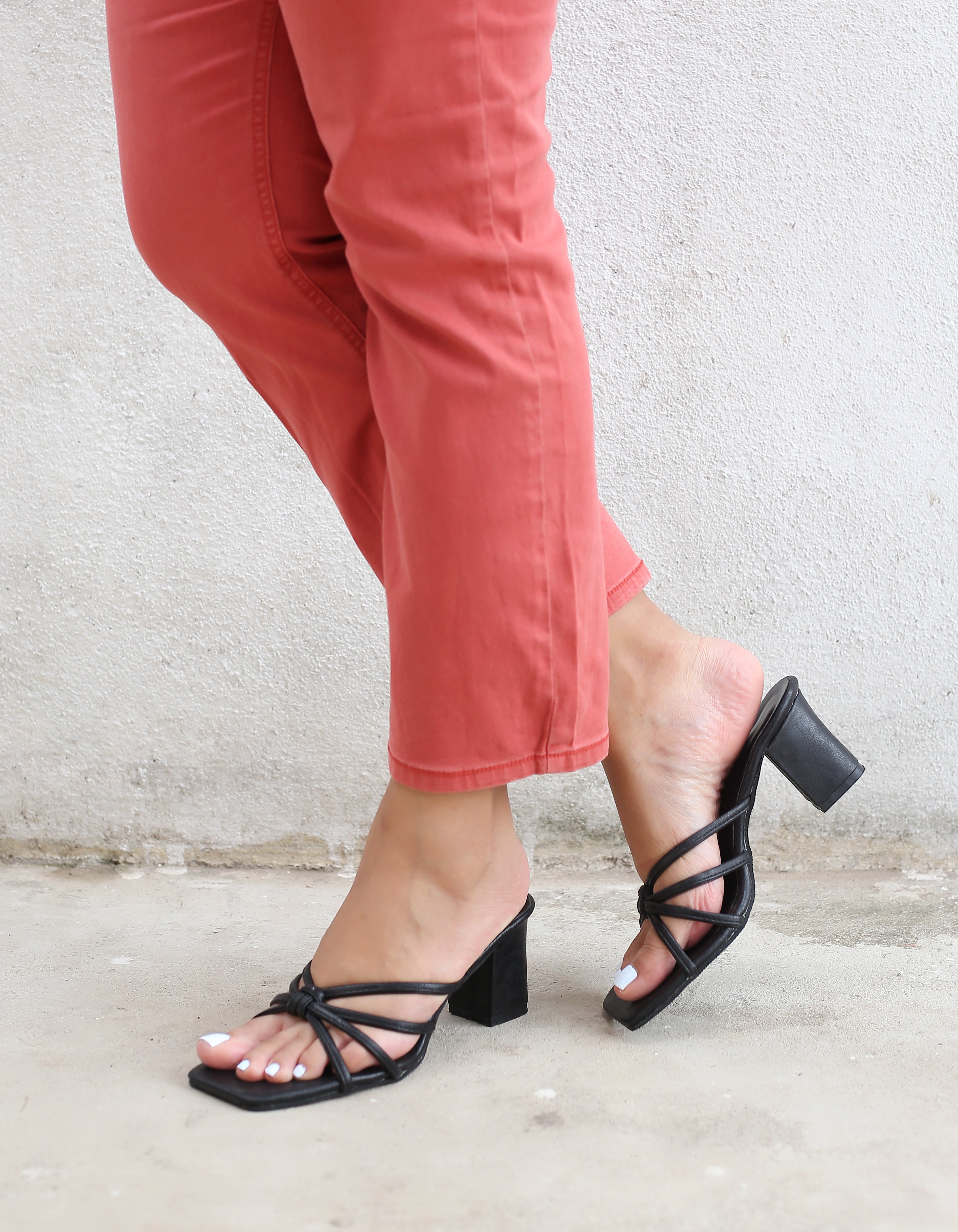 BLACK KNOTTED SLIP ON BLOCK HEELS