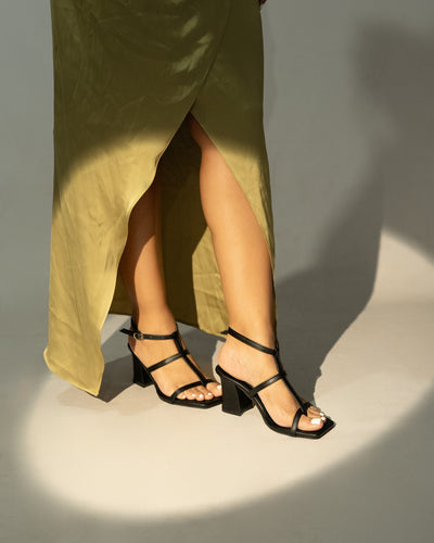 BLACK STRAPPY BLOCK HEELS.