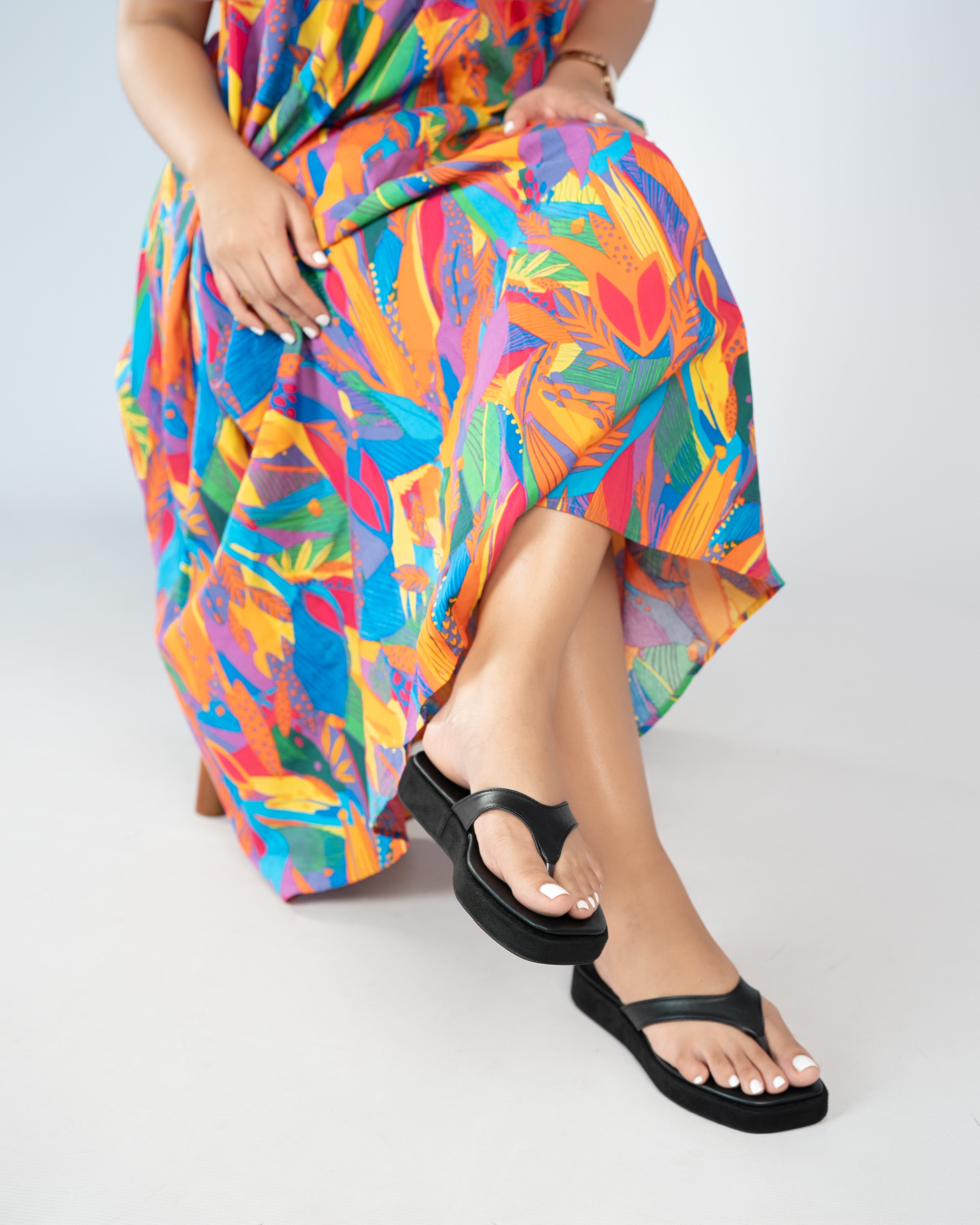 BLACK FLATFORM THONGS