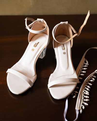 WHITE PEARL FRINGE TRANSPARENT HEELS