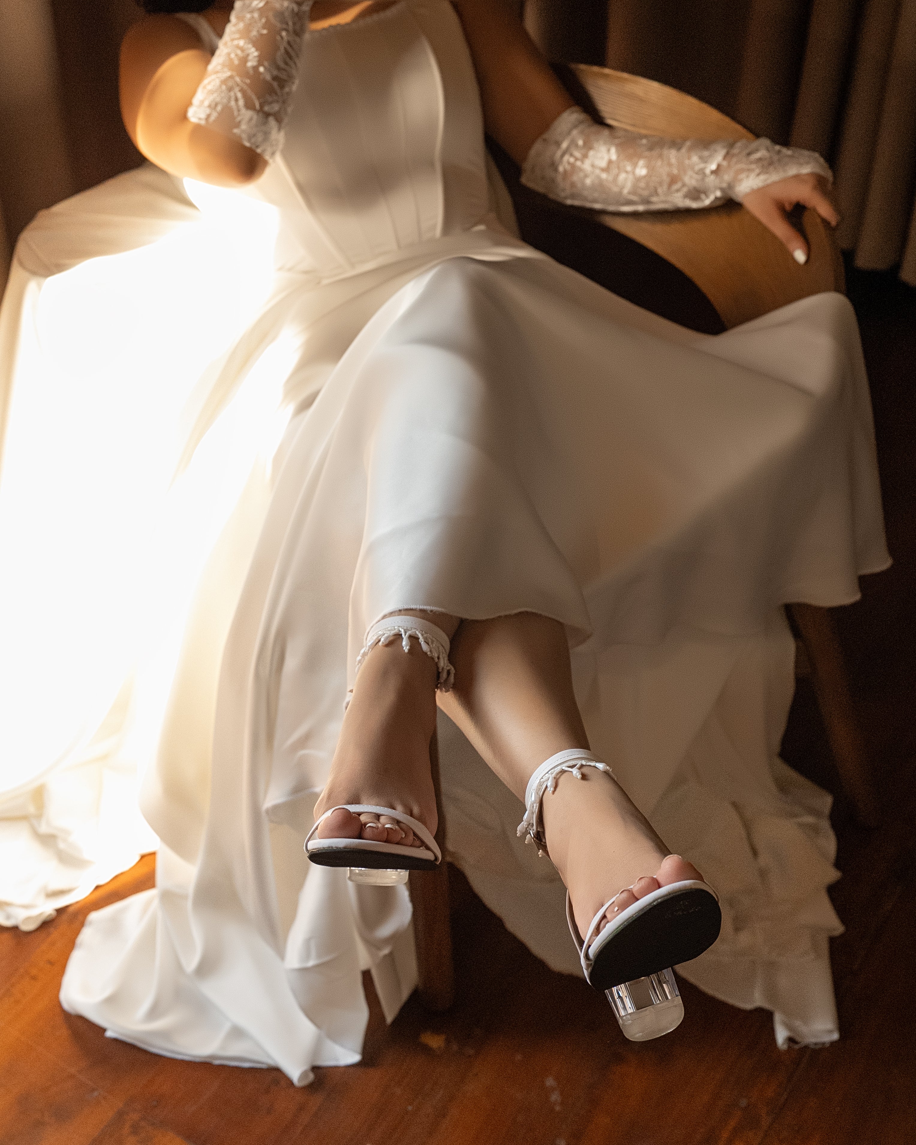 WHITE PEARL FRINGE TRANSPARENT HEELS