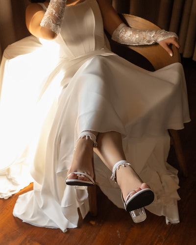 WHITE PEARL FRINGE TRANSPARENT HEELS