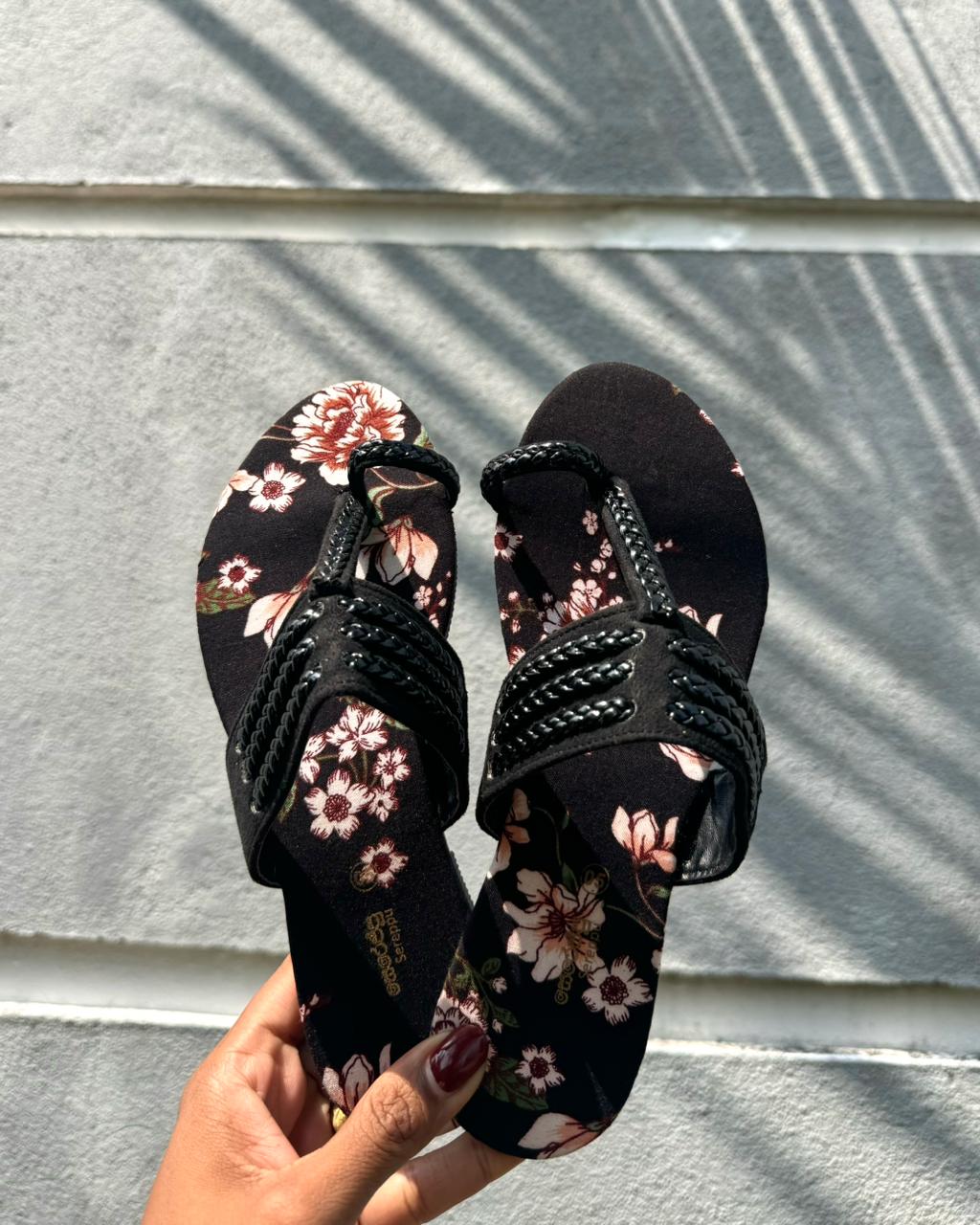 BLACK FLORAL PRINTED CHAPPALS