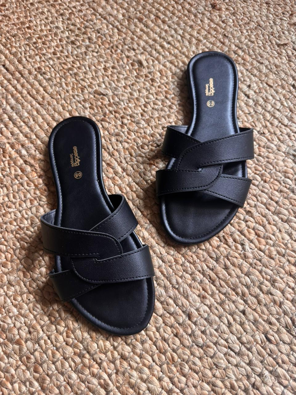 BLACK TWISTED CUT-OUT SLIDES