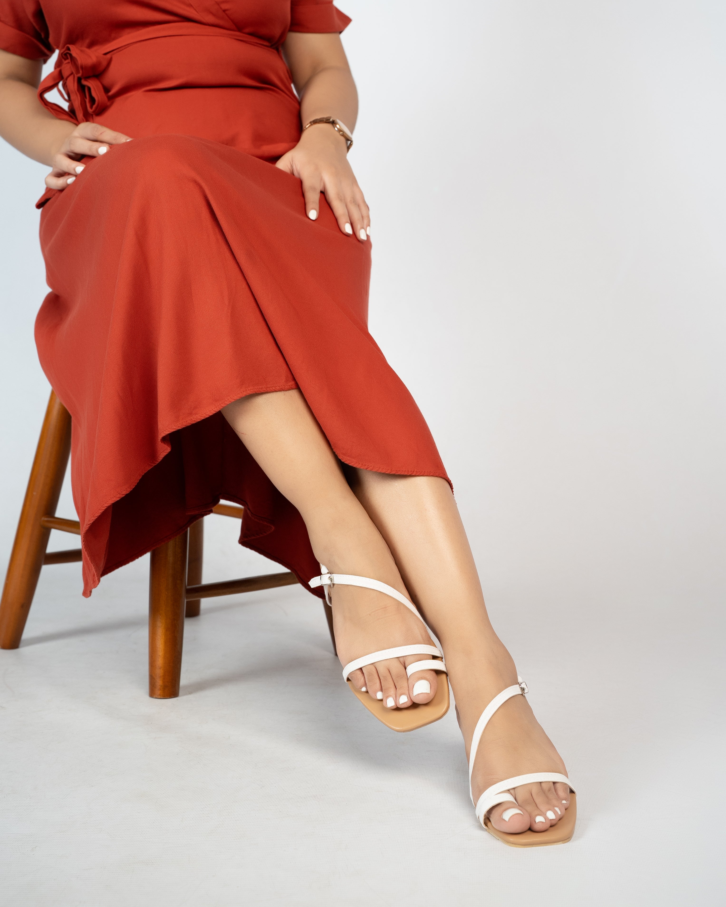 WHITE TOE RING STRAPPY SANDALS