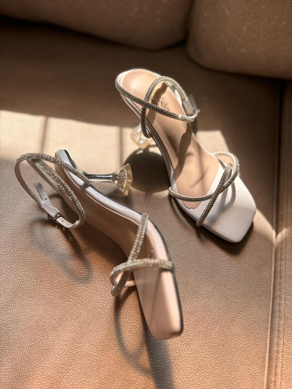 WHITE GLITTER TWISTED TRANSPARENT HEELS